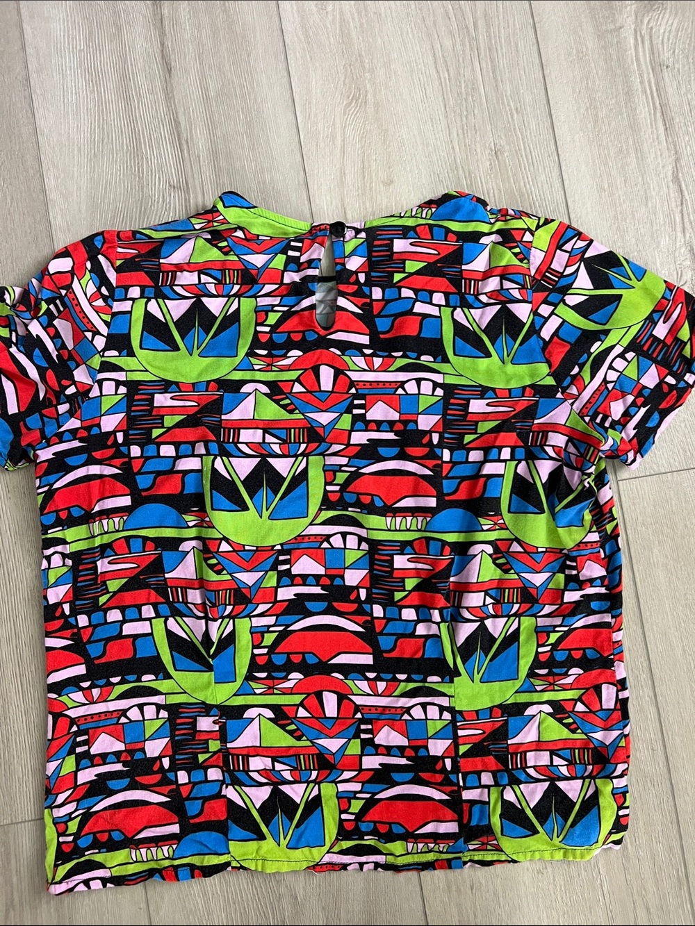 Nooworks Multi-Color Geometric Short Sleeve Shirt USA Made Keyhole Back Large - Picture 5 of 6